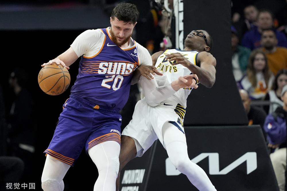 迷进入球场 迷进入球场